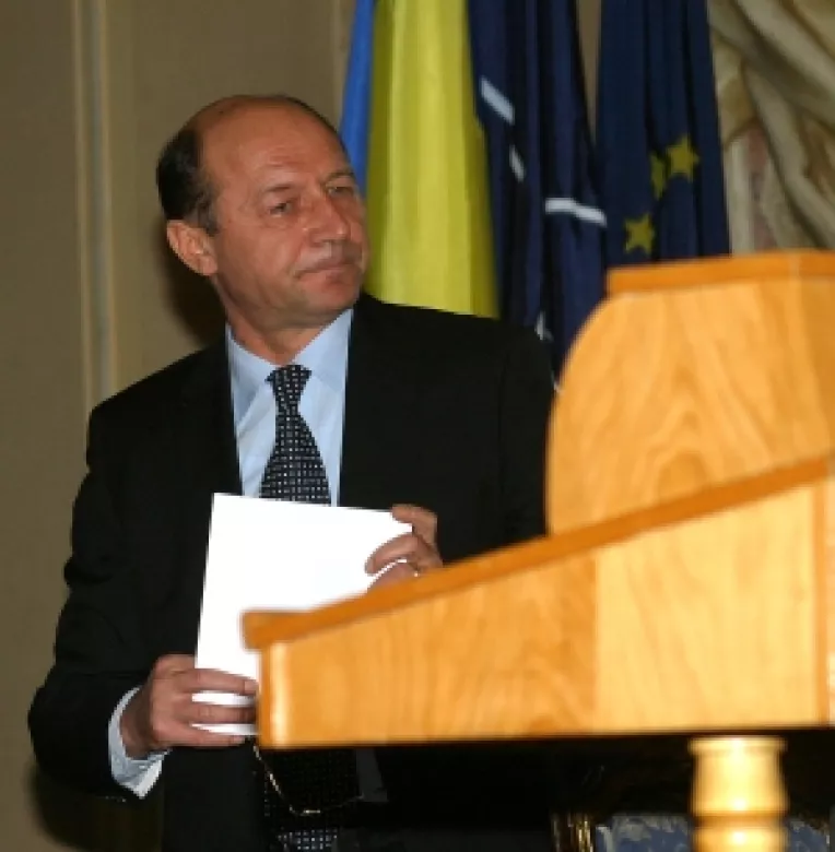 Avocatul i-a obtinut lui Basescu o luna amanare in procesul cu CNCD