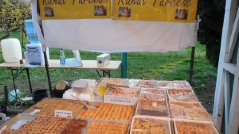 Baclava, cafea turceasca la nisip si braga, la targul Traditii si flori de sarbatori din Parcul Cismigiu