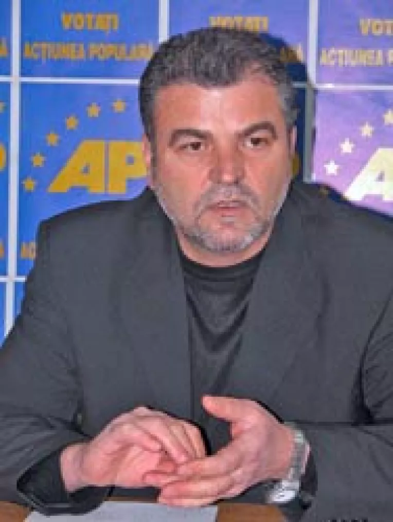 Badin ii ureaza lui Basescu sa se autopulverizeze singur