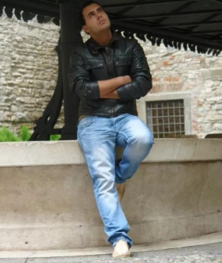 Baiatul "batut de Basescu" traieste acum in Franta