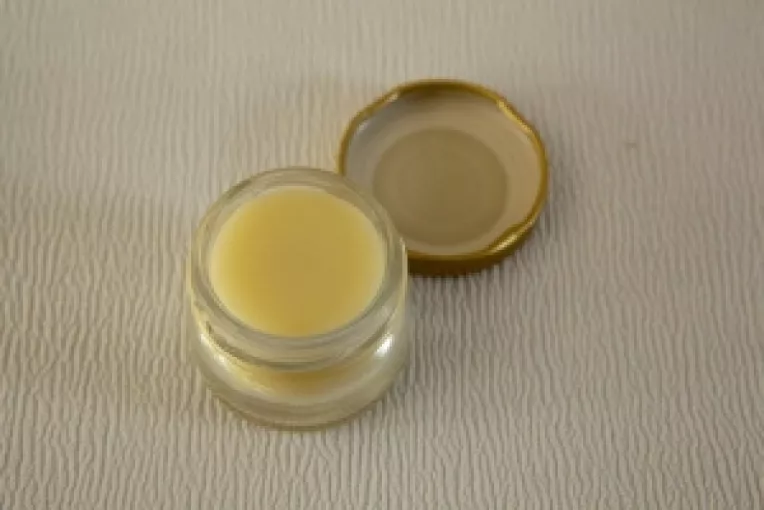 Balsam de buze si unguent anti raceala, la standul Natural Bucovinean de la MTR
