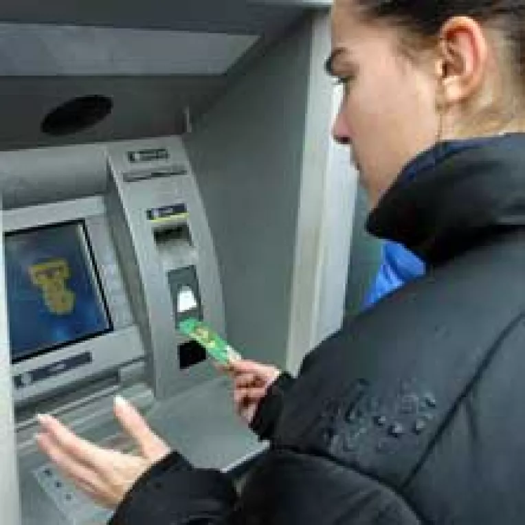 Bancherii vor sa introduca mai repede cardurile cu cip