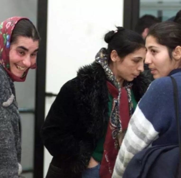 Banii capsunarilor romani merg la sate