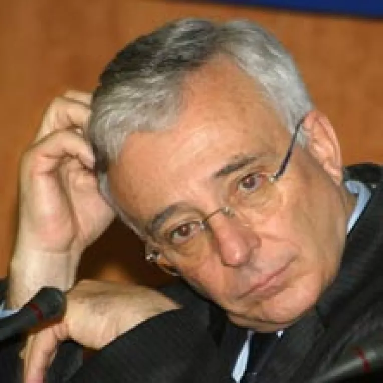 Banii din privatizari ar trebui dati pensionarilor