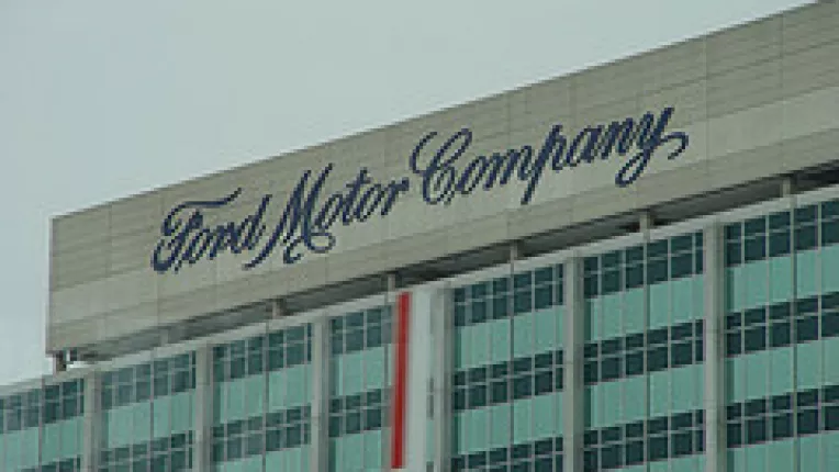 Basescu a promulgat legea de privatizare a Automobile-Craiova S.A.