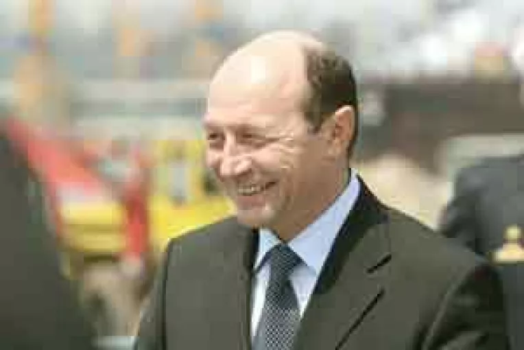 Basescu anunta noi reduceri de taxe pentru 2006