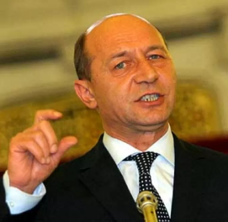 Basescu denunta mita in invatamant