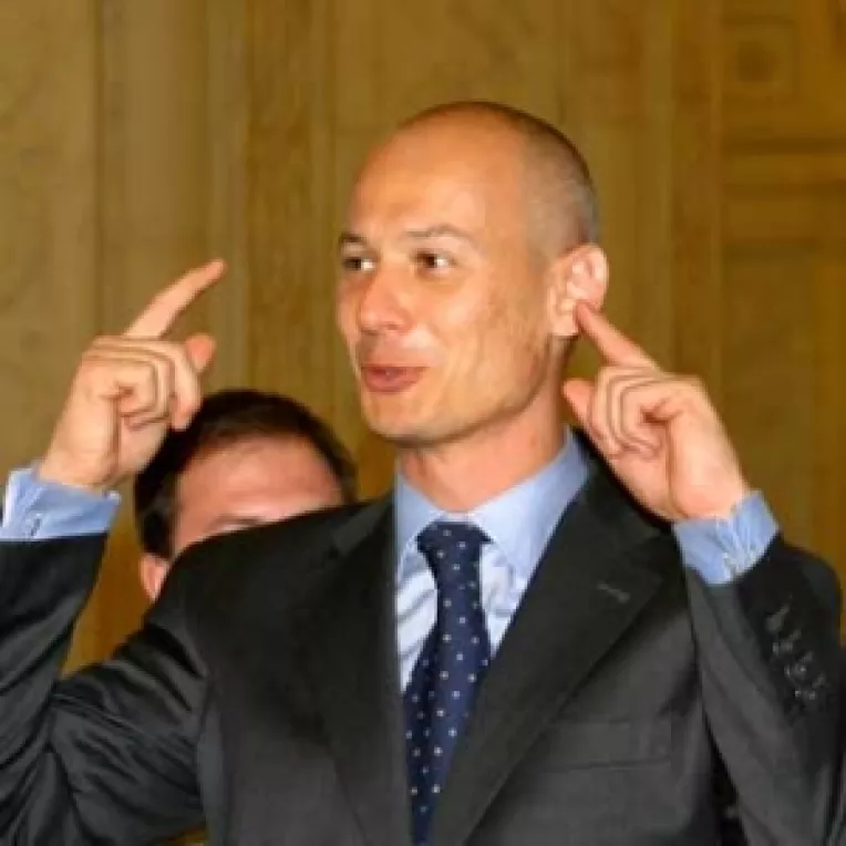 Basescu este acuzat de scenarita 
