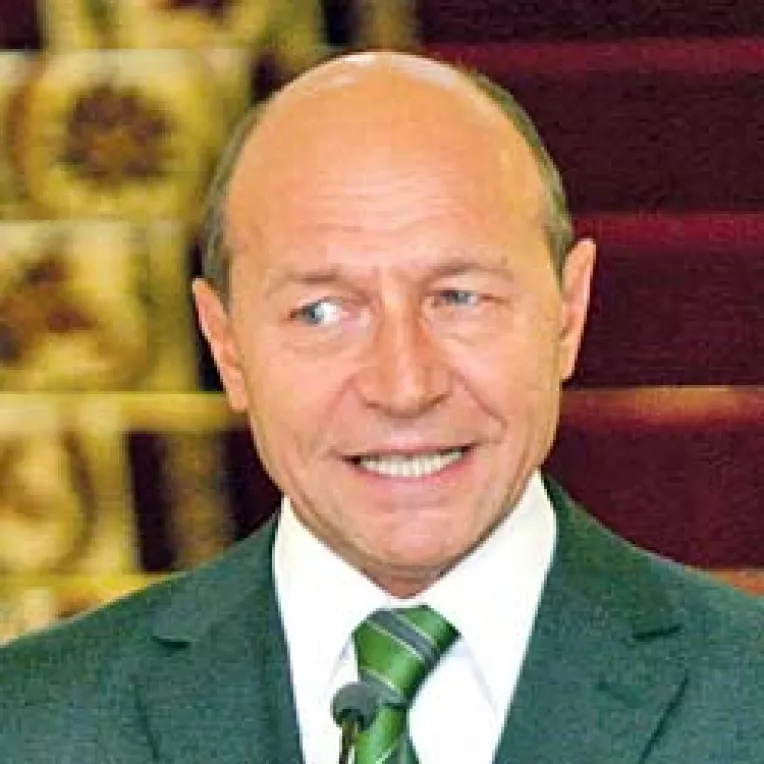 Basescu, primit cu aplauze de romii dintr-o tabara din Italia