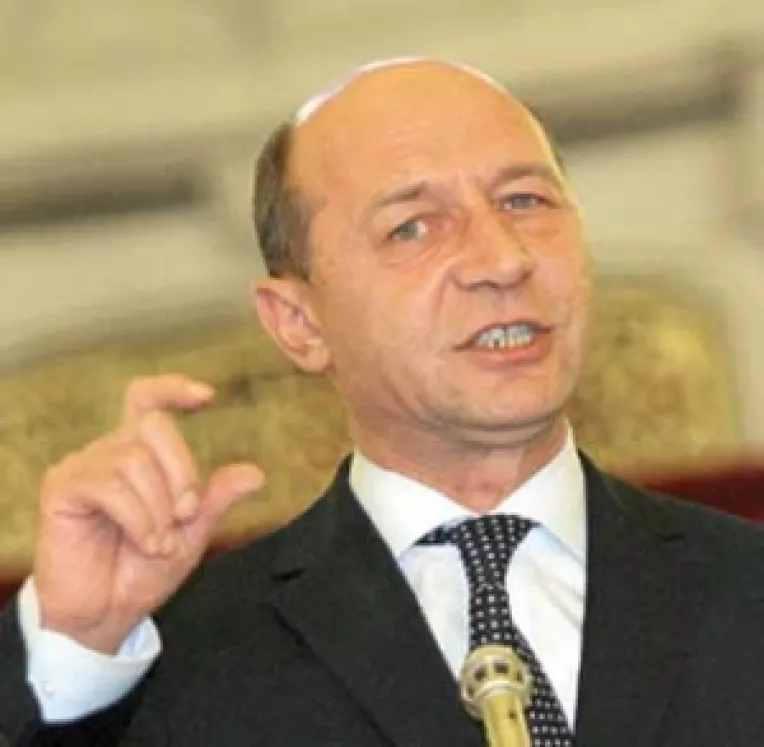 Basescu schimba macazul in ceasul al doisprezecelea