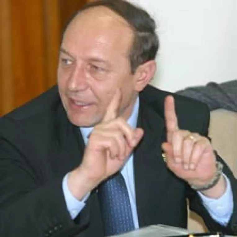 Basescu sfatuieste PNL si PD sa nu rupa logodna