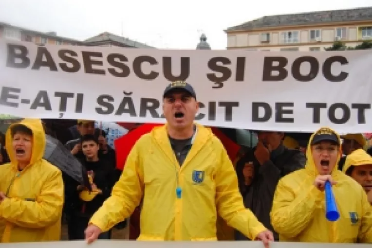 Basescu si Boc: "Ala mic si ala chior/Si-au batut joc de popor!"