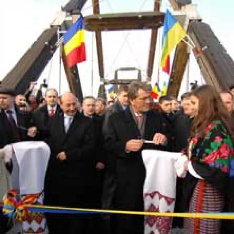 Basescu si Iuscenko au inaugurat podul peste Tisa