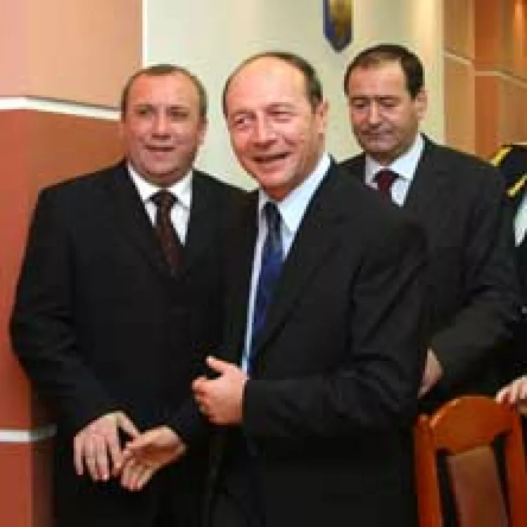 Basescu vrea sa ia contractul de la EADS si sa-l dea la STS