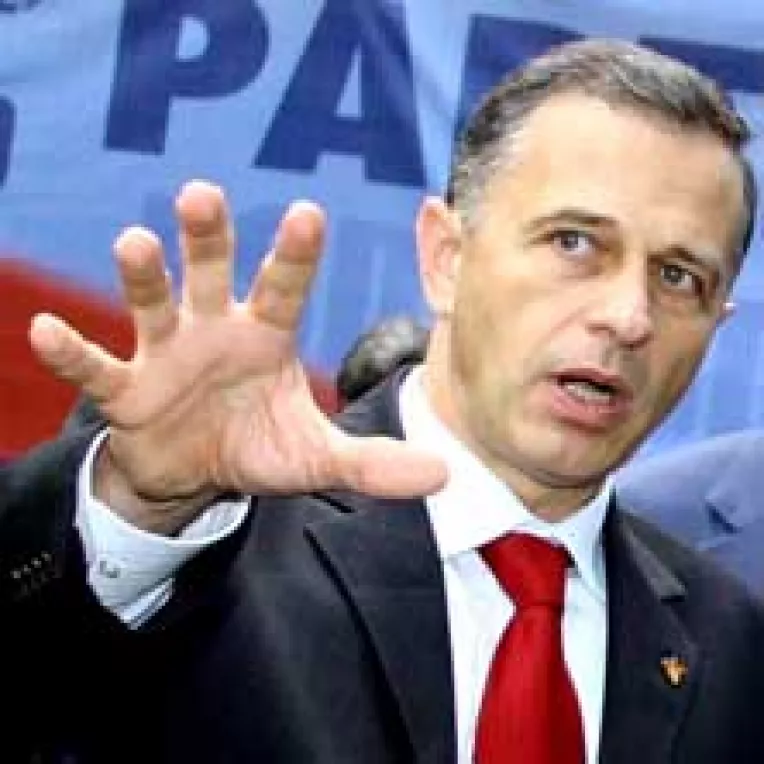 Batalia pentru Serviciile secrete continua