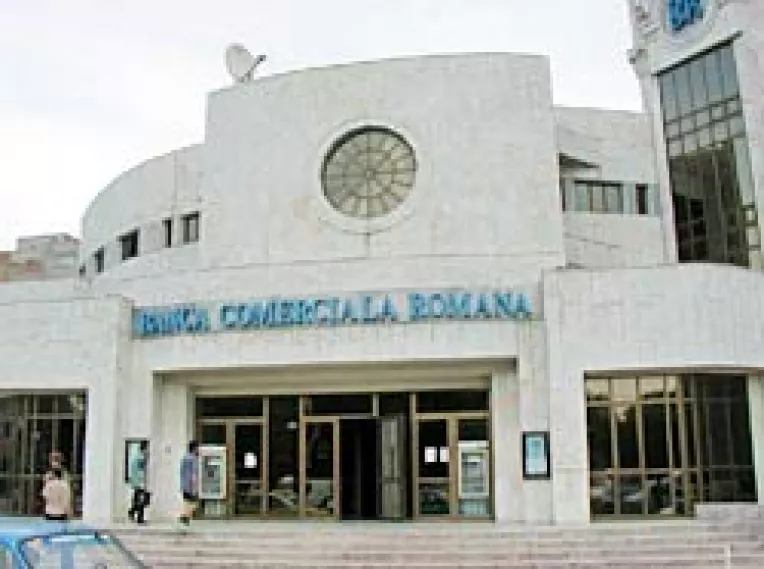 BCR urca dobanzile la creditele in lei si euro