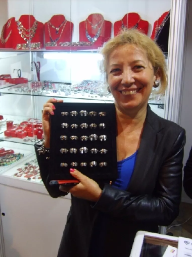 Beatrice Mistodinis: "Inele din argint inedite, care se rotesc!"