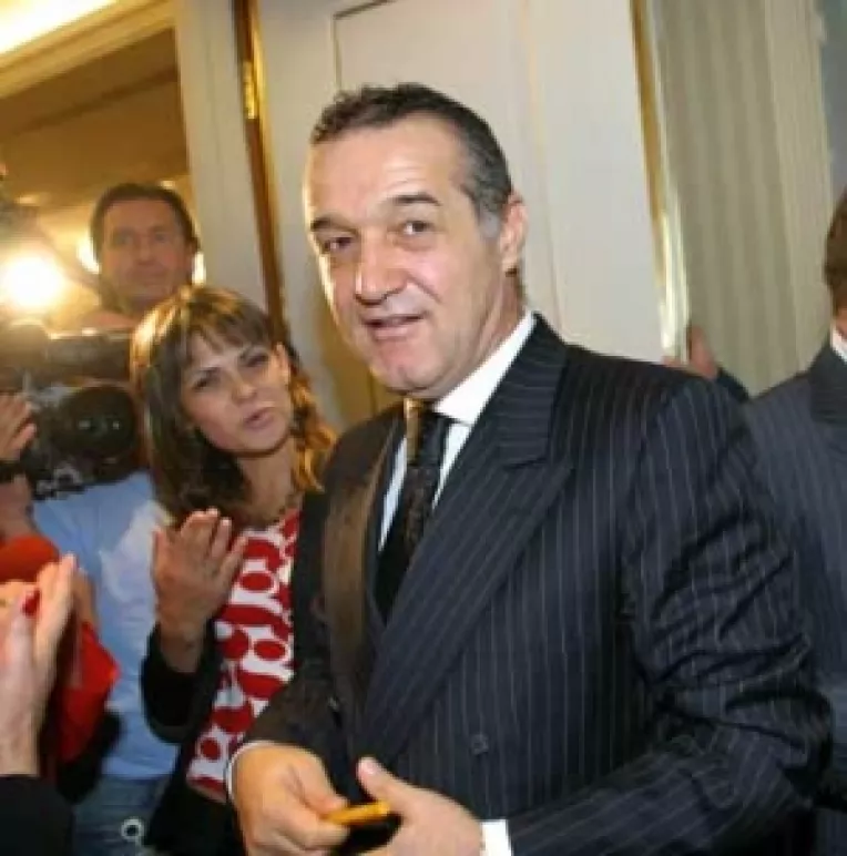 Becali a identificat principiul de campanie: „In slujba crucii europene”