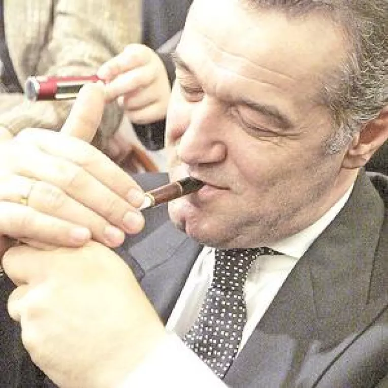 Becali nu renunta la mandatul de europarlamentar