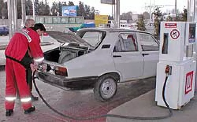 Benzina este mai scumpa cu 550 de lei