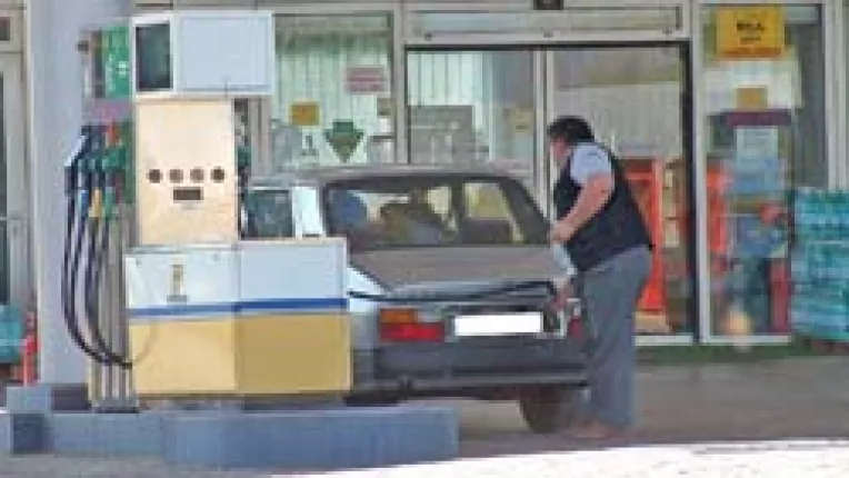 Benzina, mai ieftina cu 500 de lei in statiile Rompetrol