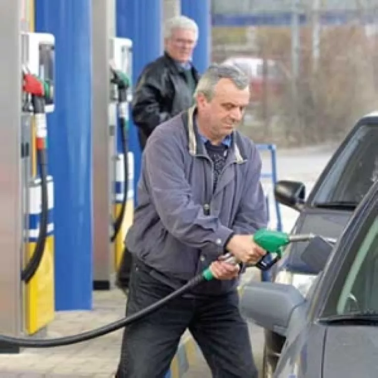 Benzina si motorina din Romania vor costa la fel ca-n UE