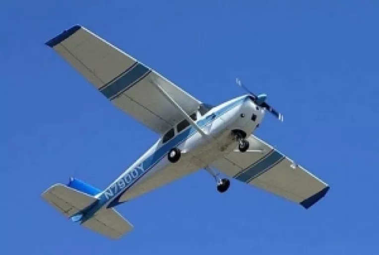 Berceanu ii da cu tifla lui Basescu din inaltul cerului, pilotand un avion Cessna la Otopeni Air Show 2010