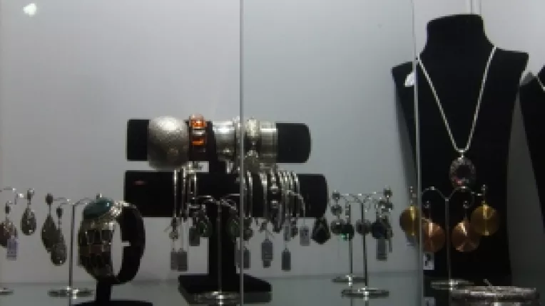 Bijuterii din argint, la standul S.C. Adriada Shine SRL, la targul de la Sala Dalles