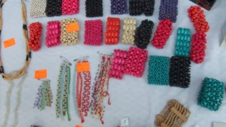 Bijuterii din lemn, la standul lui Stelian Popa, in cadrul targului "Piata Taraneasca" de la MTR