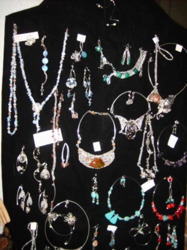 Bijuterii din sarma de cupru argintat, la standul Catalinei Marinescu