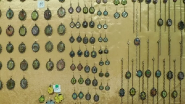 Bijuterii retro si tablouri cu petale din flori de camp