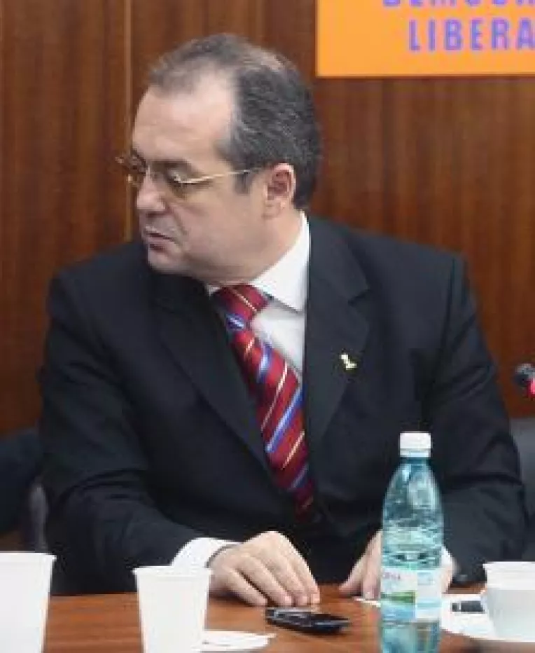 Boc: Bugetarii cu venituri mari nu mai primesc majorari salariale