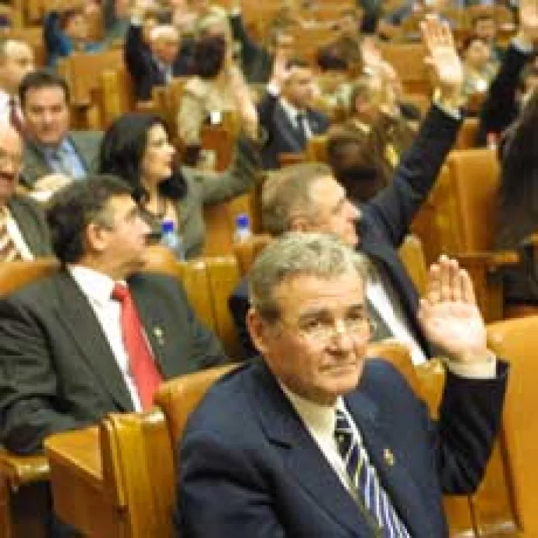 Boc vrea sa taie pensiile parlamentarilor cu o ordonanta de urgenta