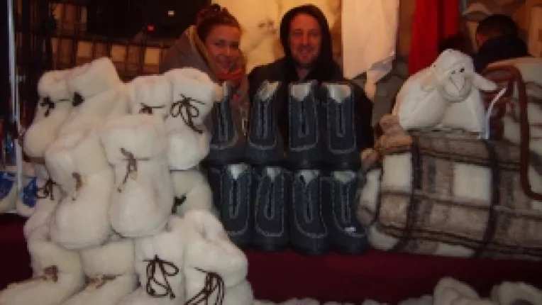 Botosei din blana, pentru copii si adulti, la standul lui Lajos Tofalvi de la Piata Unirii