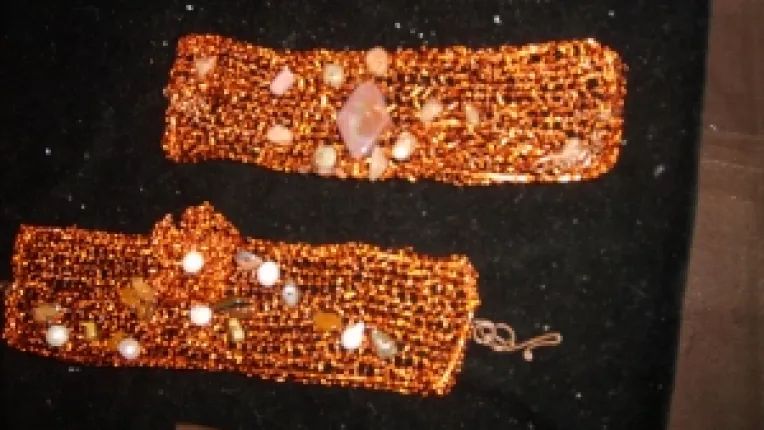 Bratari din sarma argintata, la standul Catalinei Marinescu