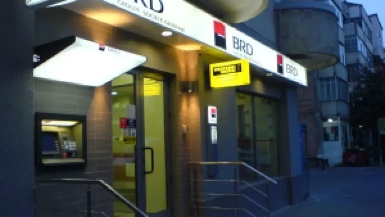 BRD are de recuperat o mare parte din cele 2,2 milioane euro furate de o angajata din Craiova