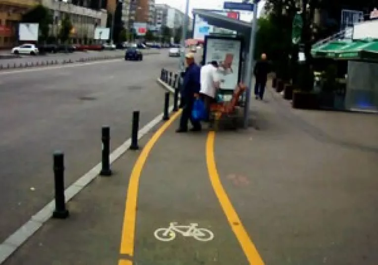 Bucuresti : Unele piste pentru biciclisti sunt blocate de banci, gropi, masini sau terase