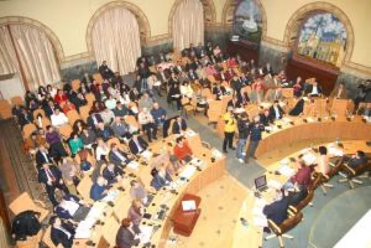 Bugetul Craiovei, dezbatut cu strigaturi