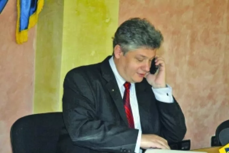 Ca sa nu fie inregistrat?
Ovidiu Brailoiu isi ascunde telefonul in paharul cu apa