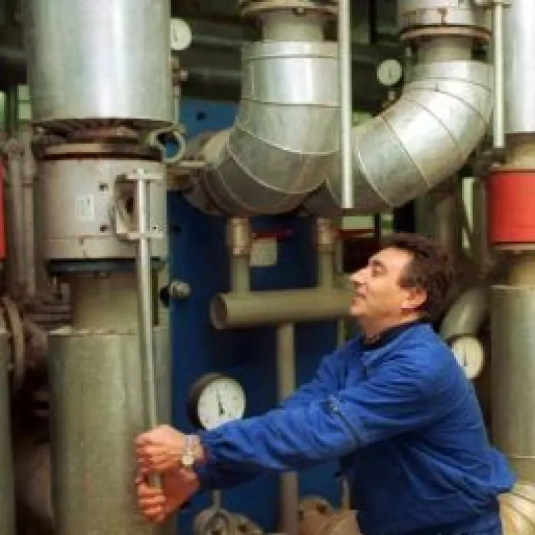 Ca sa platim mai putin la intretinere la iarna,
Guvernul ia caldura la control