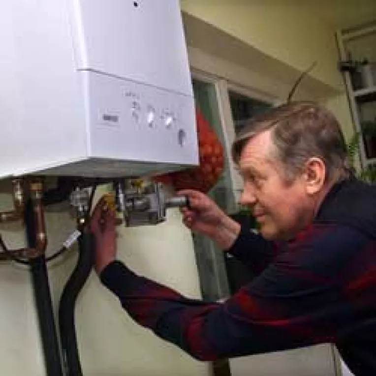 Ca sa-ti pui centrala proprie, te faci prieten cu vecinii de sus