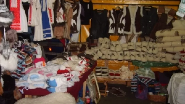 Caciuli din inlocuitori de piele si veste din blana naturala, pentru dame si barbati, la standul  lui Lajos Tofalvi