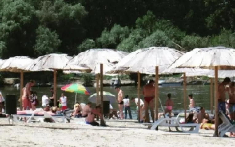 Calarasi : Trecere cu bacul si sezlonguri gratuite la strandul de pe malul Borcei