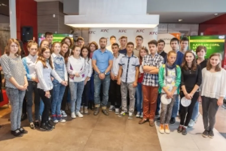 Campania de strangere de fonduri "Vreau in clasa a IX-a", un program World Vision sustinut de KFC si Pizza Hut
