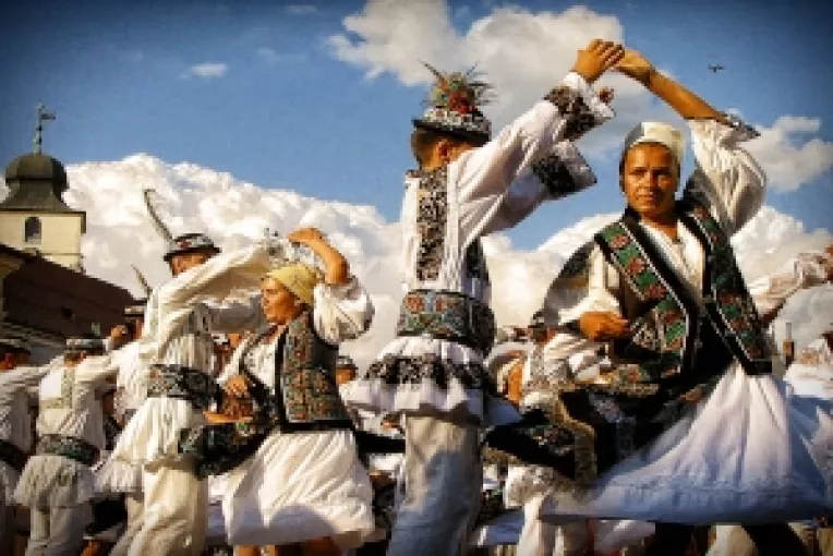 Cand iti iubesti tara si neamul, nicaieri nu-i mai frumos ca acasa!