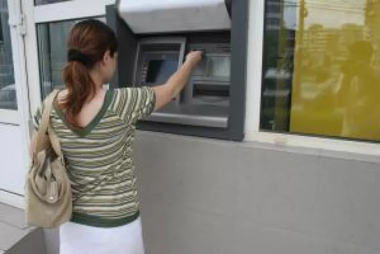 Cardul de credit, avantajos pentru cumparaturi