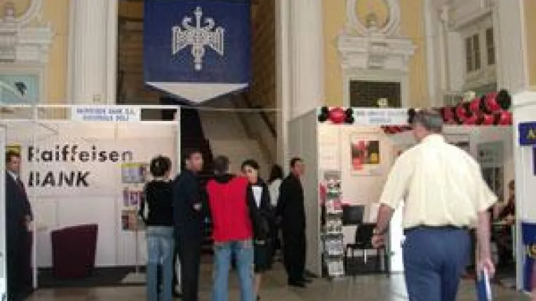 Cardul de debit, un accesoriu la moda. Bancile au lansat produse pentru juniori