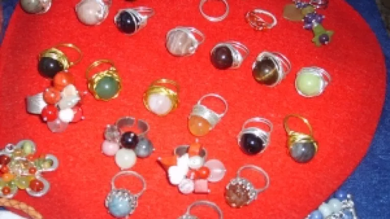 Carmen David: "Inele din sarma speciala cu pietre semipretioase mari!"