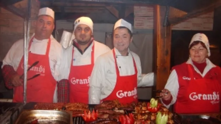 Carnaciori din porc proaspeti si afumati, la standul lui nea Nelu de la MTR!
