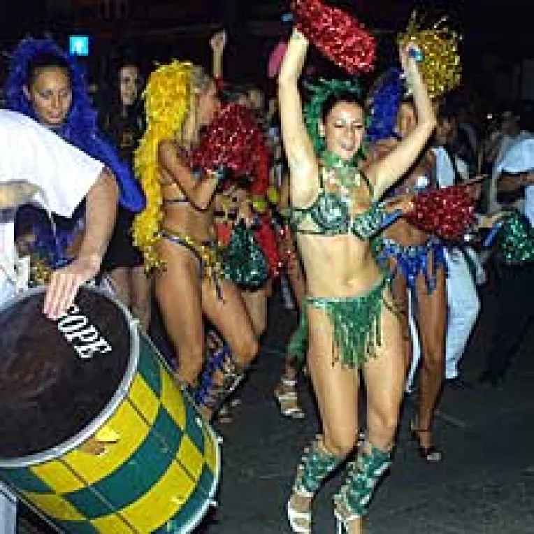 Carnavalul de la Rio, destinatia preferata a romanilor cu bani